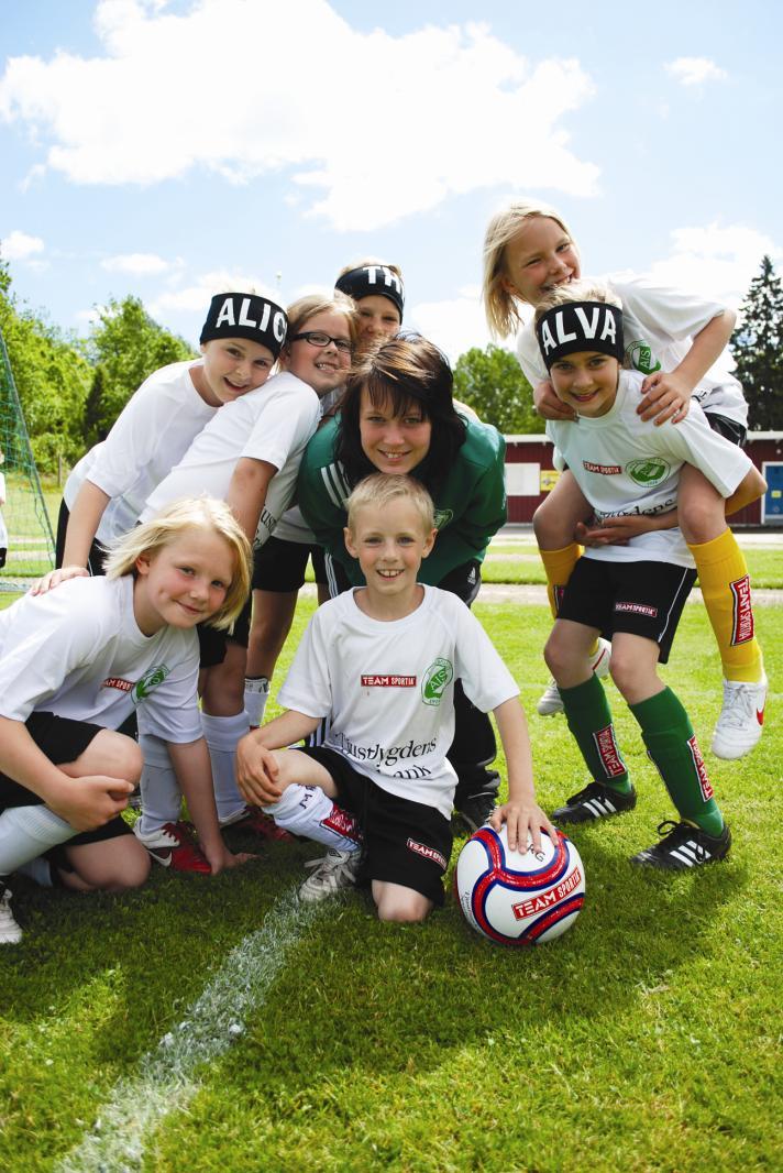 Fotbollskola över hela Tjustbygden Sparbankens Fotbollsskola genomfördes som vanligt i vecka 25 över hela Västerviks kommun, 500 ungdomar och 100 ledare deltog.