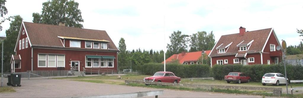 Eriksmåla skolmiljö med tidstypisk skolbyggnad, lärarbostad och