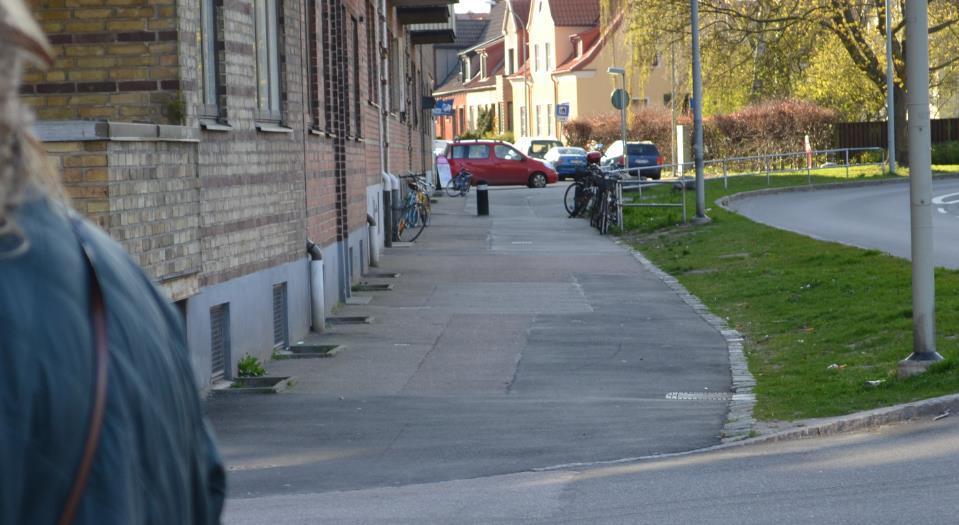 Korsningen Regeringsgatan - S:t Olovsgatan På vissa sträckor är det otydlig skyltning gällande cykelväg gångväg.