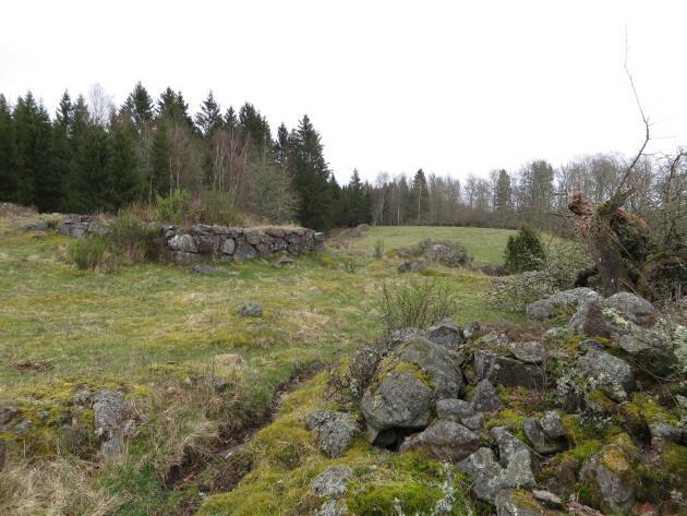 Husgrunden efter ett av byns två båtsmanstorp.