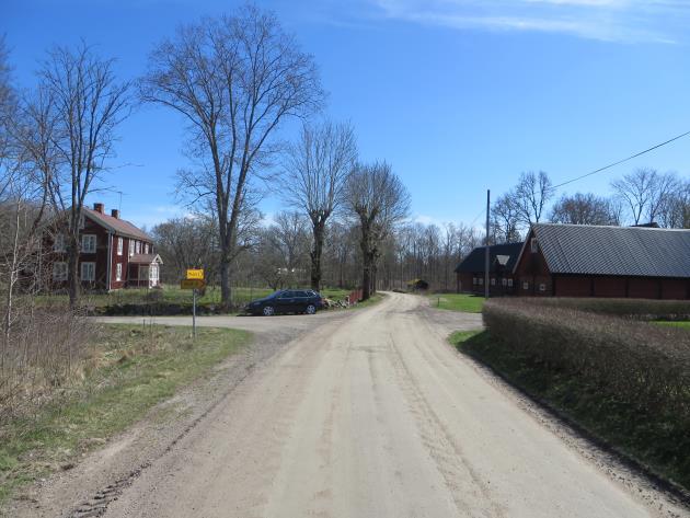 hustomt mot vänster och grannbyn Hult mot höger.