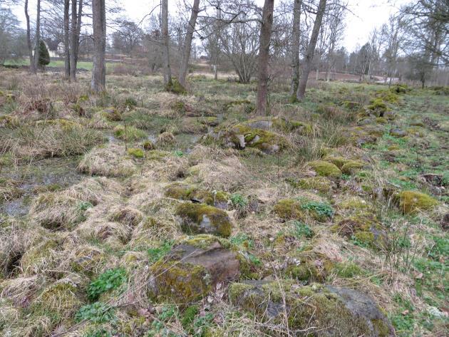 I omgivningarna finns en mängd grundstenar efter de byggnader som låg på platsen fram