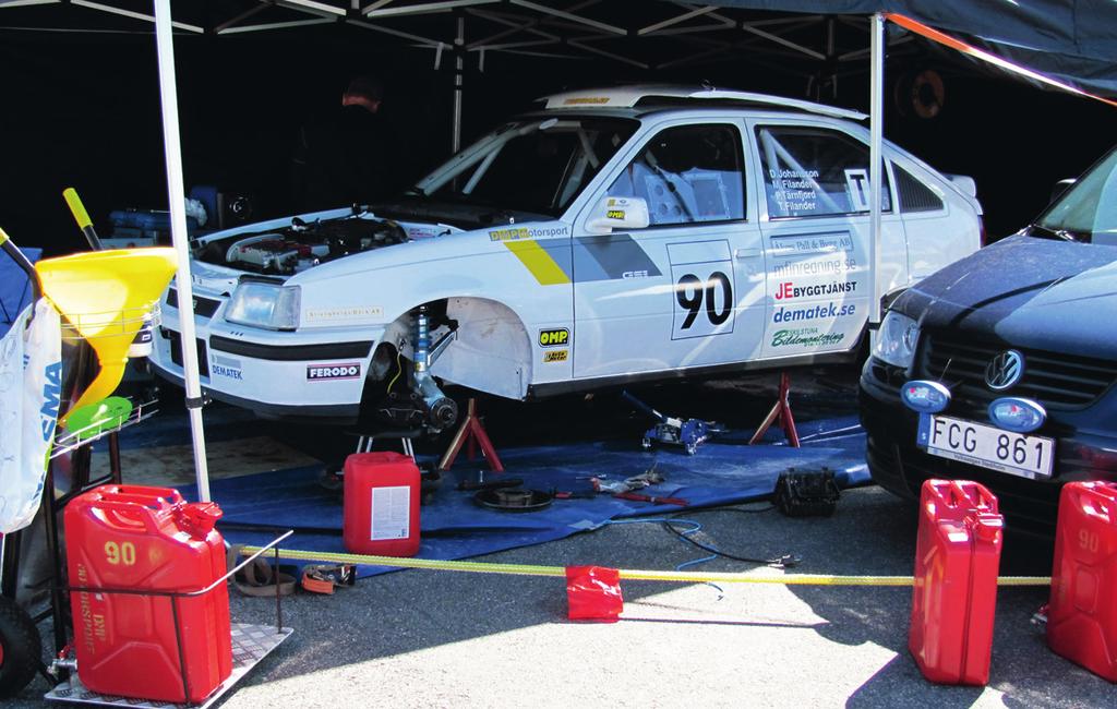 Hej Per, Det går bra nu! Ja, det har gått över förväntan då det är vår första säsong i serien. Vi har vunnit två race och kommit tvåa i ett. Med det så leder vi nu vår klass. Berätta om bilen.