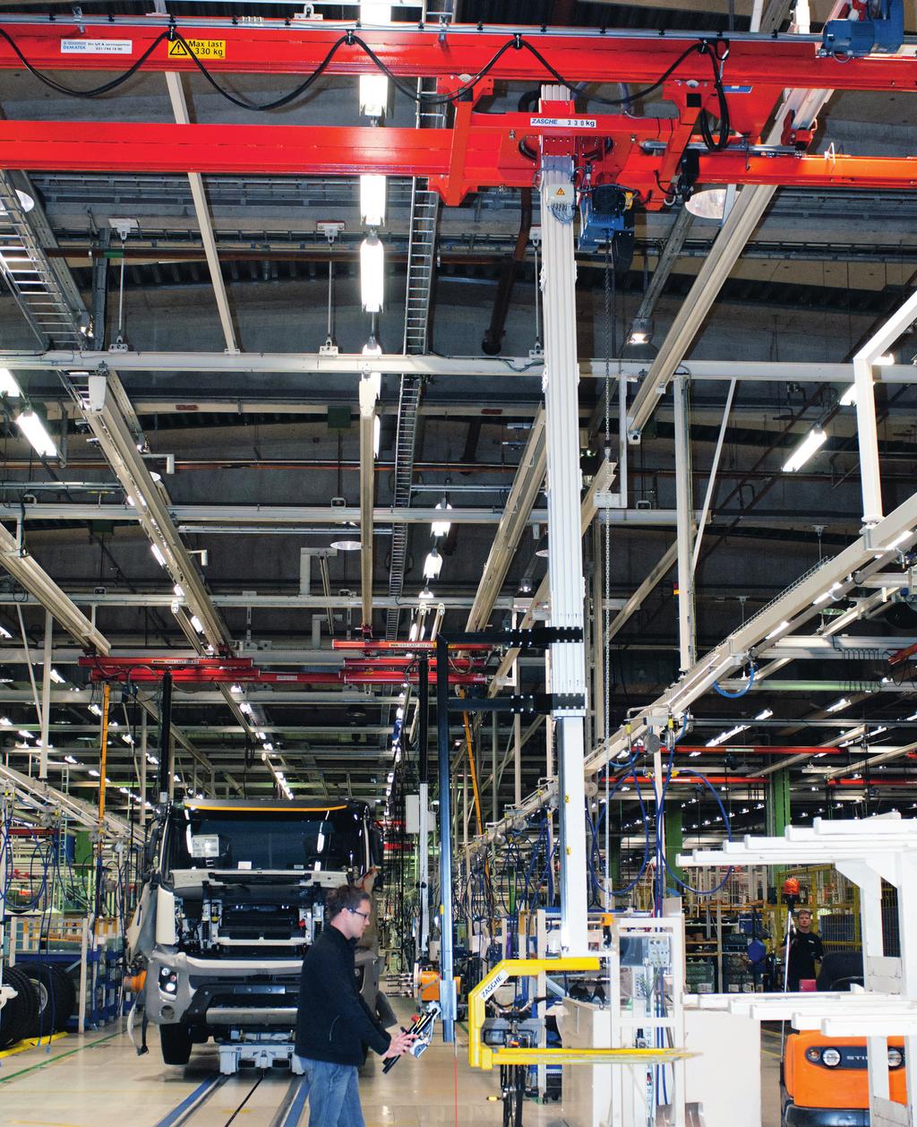 Därefter aktiverar man synkroniseringen vilket gör att telfern då går i exakt samma hastighet som golvlinen. Vi har levererat ett avancerat styrsystem med hög precision.