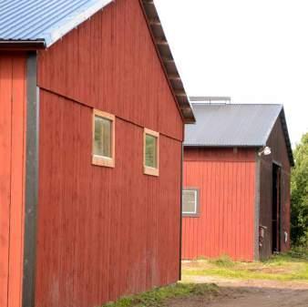 Därtill finns foderlada, verkstad och vagnslider.