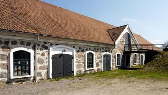 Kvarglömda saker: Kvarglömda saker samlas ihop och läggs i flakvagnen på loftet. Flakvagnen töms varje termin, då sakerna slängs eller efterskänks till ridskolan.