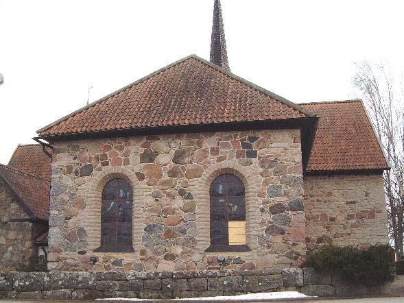 Kalkmålningar finns även från två perioder av 1400-talet då kyrkan valvslogs, från 1500-talet och från tidigt 1900-tal. Under 1600- och 1700-talen tillkom den södra respektive norra korsarmen.