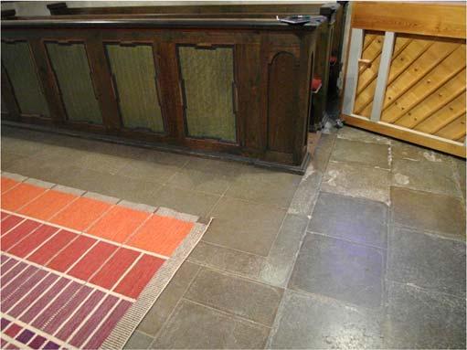 historik. En smal stenfris i golvet markerar detta. Under orgelläktaren slipades både kalkstens- och trägolv.