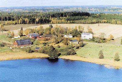 Barksätter och Enaforsholm Barksätters egendom Vid Barksätters egendom i Sörmland, som 1983 donerades till akademien av fru Mary Francke Gustafson för att bevaras som ett sammanhållet aktivt