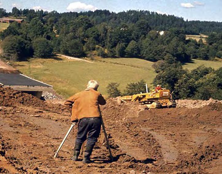 FRÅN KUNGSVÄG TILL VÄG 156 Viktor Arnell planerar väg156 1962 med tidstypisk caterpiller i bakgrunden. Långt tillbaks i tiden färdades man på mycket enkla vägar.