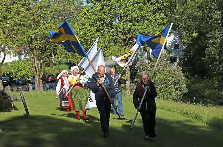 Nationaldagen firades i strålande solsken. Foto: Börje Ohlsson ett välförtjänt pris, för ett långvarigt och viktigt barn och ungdomsarbete.