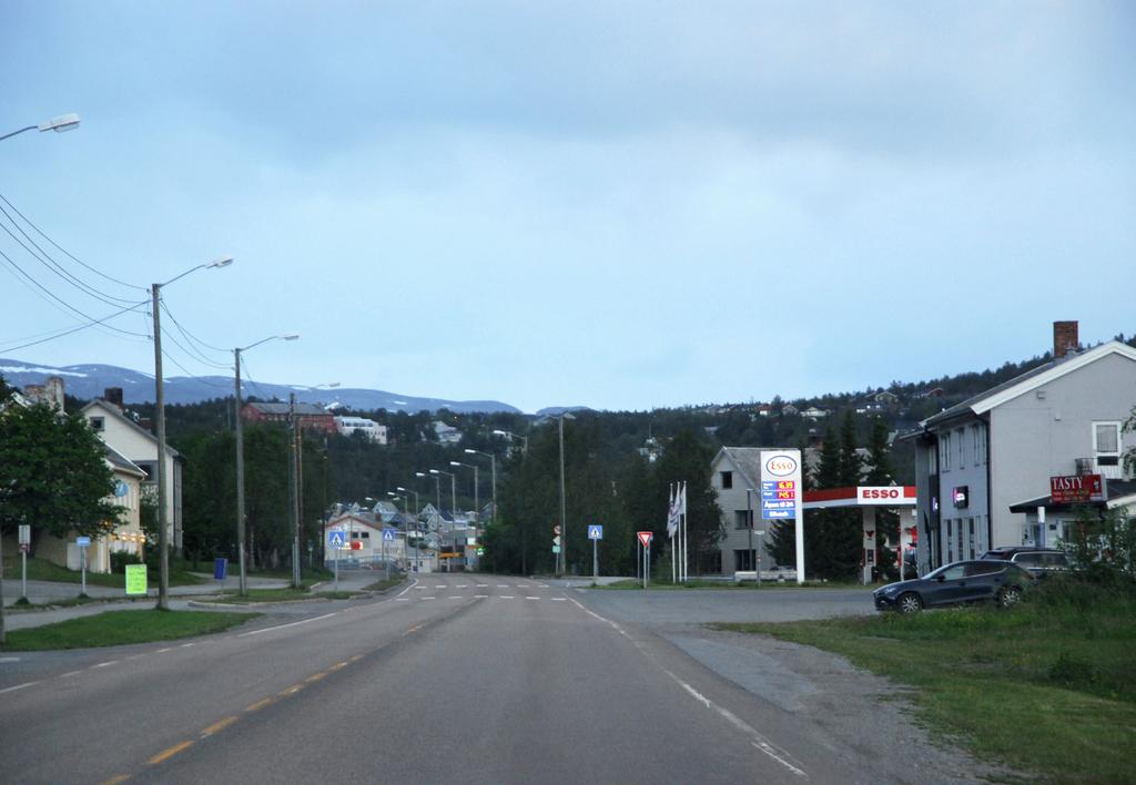 Fjorden och centralorten Alta 01.00 Resan från Varanger är lång. Ett dygn senare kommer jag till Alta, största staden i norska Finnmark. Människorna i Finnmark är stolta och måna om sitt varumärke.