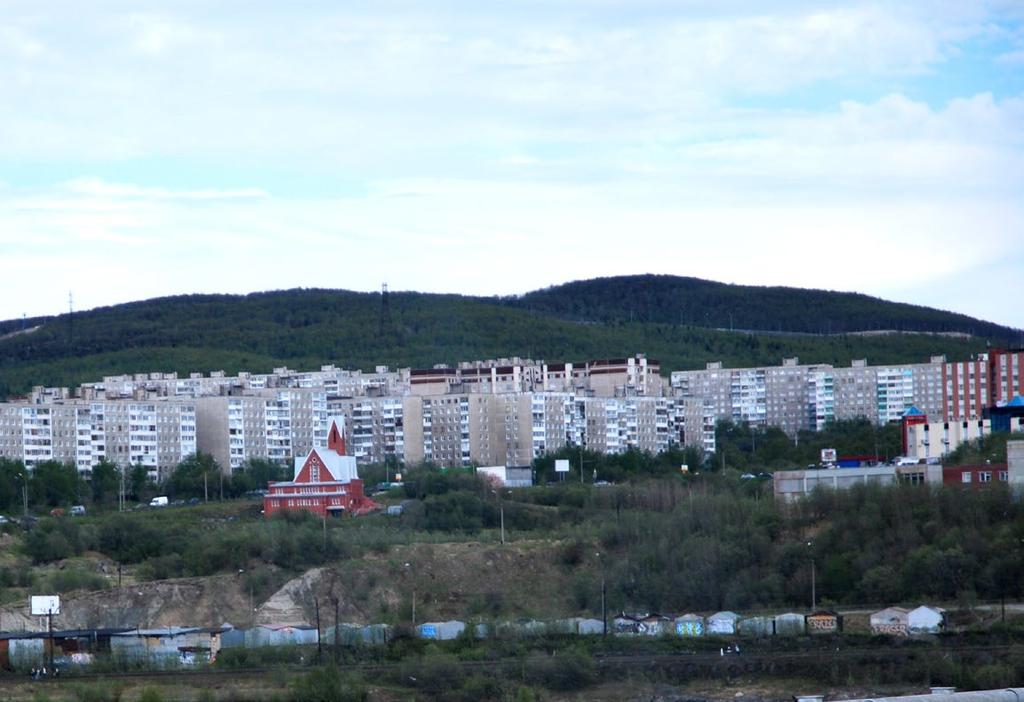 Staden och havet #2 Murmansk/ Му рманск 15.05 Kontrasten mellan natur och stad är tydligare än jag någonsin upplevt. Mossa, lav och sten. Större stenar och små träd. Kullar och backar.