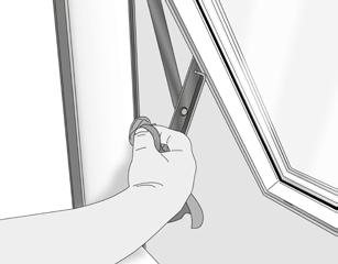 Dra fönstret en aning mot dig så att beslagen inte spänner. Låt ett finger glida in under fönsterbågen och vippa upp putssäkringen.