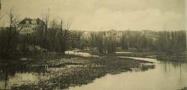 STRID OM VATTNET 1910 Vattenflödet i bäcken genom samhället, nu kallad Svartevadsbäcken var betydligt mäktigare för hundra år sedan.