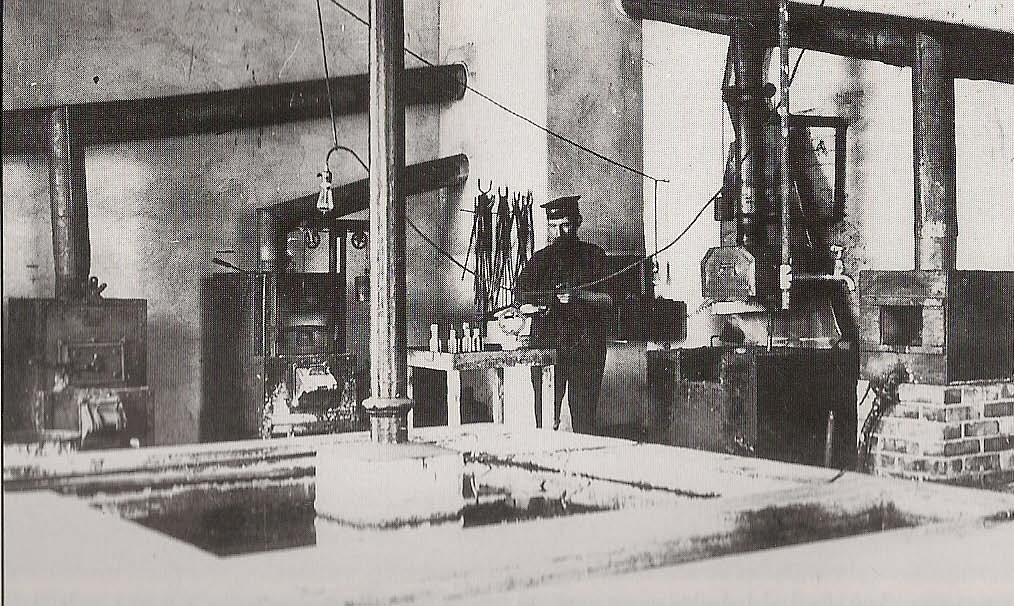 DEN FÖRSTA FABRIKEN BYGGDES SNABBT UT Interiör från härdrummet på fabriken år 1914 Fabrikens