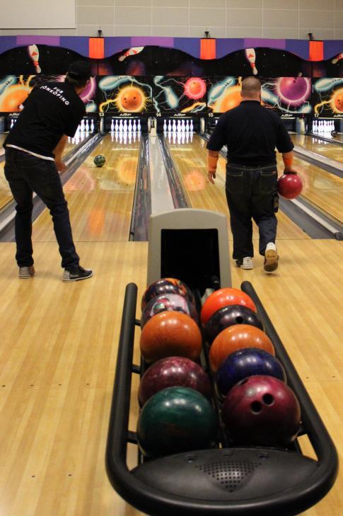 Reportage från Tidningsgruppen Ingegerd Carlsson besökte Bowlingturnering Den 30 september var jag på Racketcentrum och kollade på Flerstadturneringen i bowling.