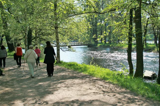 Som nybliven förälder är det viktigt att knyta an till sitt barn och lära sig barnets signaler. Det ligger till grund för spädbarnsmassagen i Hemlingby kyrka.