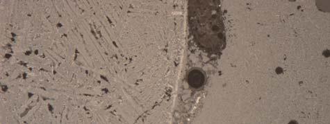 Figur 3. Slaggen i prov nr 4 i mikroskop. Detalj från övre vänstra hörnet i föregående figur. Längs en kontakt finns ansamling av järnoxid som inte är enbart wüstit.