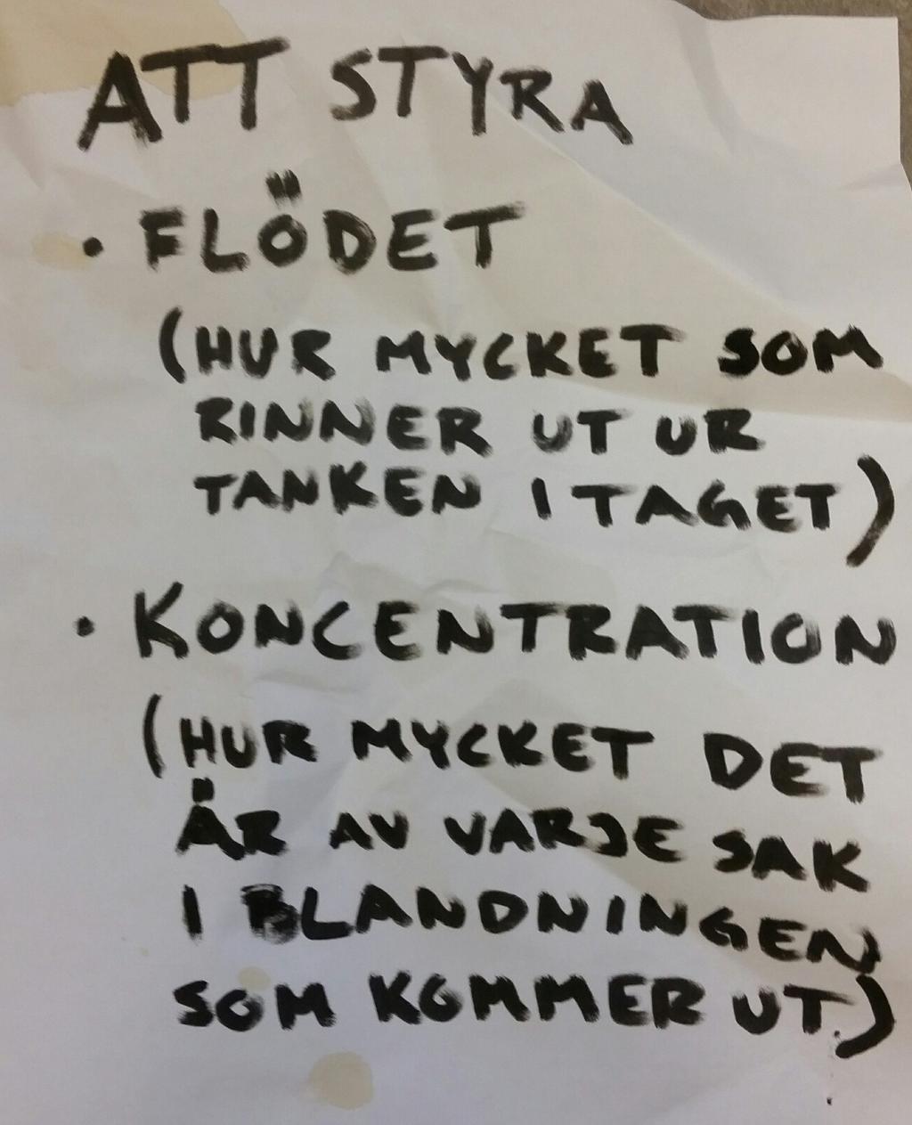 Det är en stor metalltank med två stora rör som går in i den ovanifrån och ett stort rör som går ut ur botten. Vad gör den här för något? undrar Kalle.