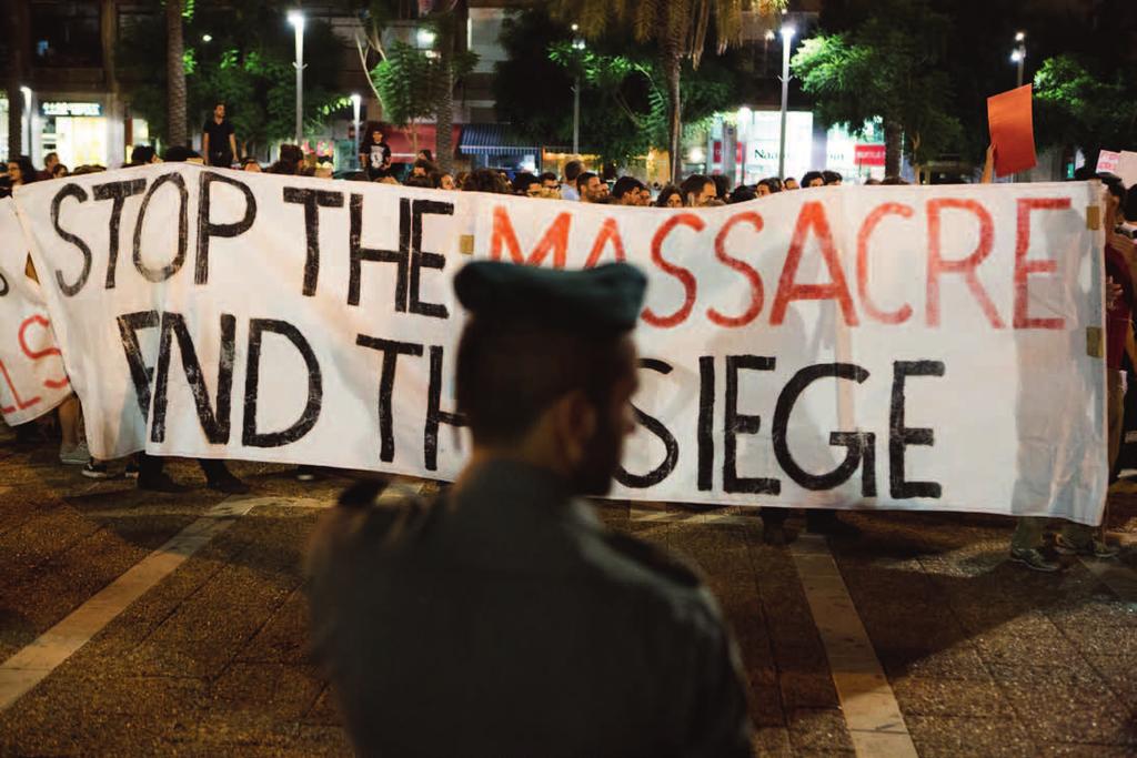 Foto: Activestills Demonstration i Tel Aviv mot attackerna mot Gaza 2014. I Israel är allting politik, konstaterar hon från gatskyltarna till restaurangmenyerna.