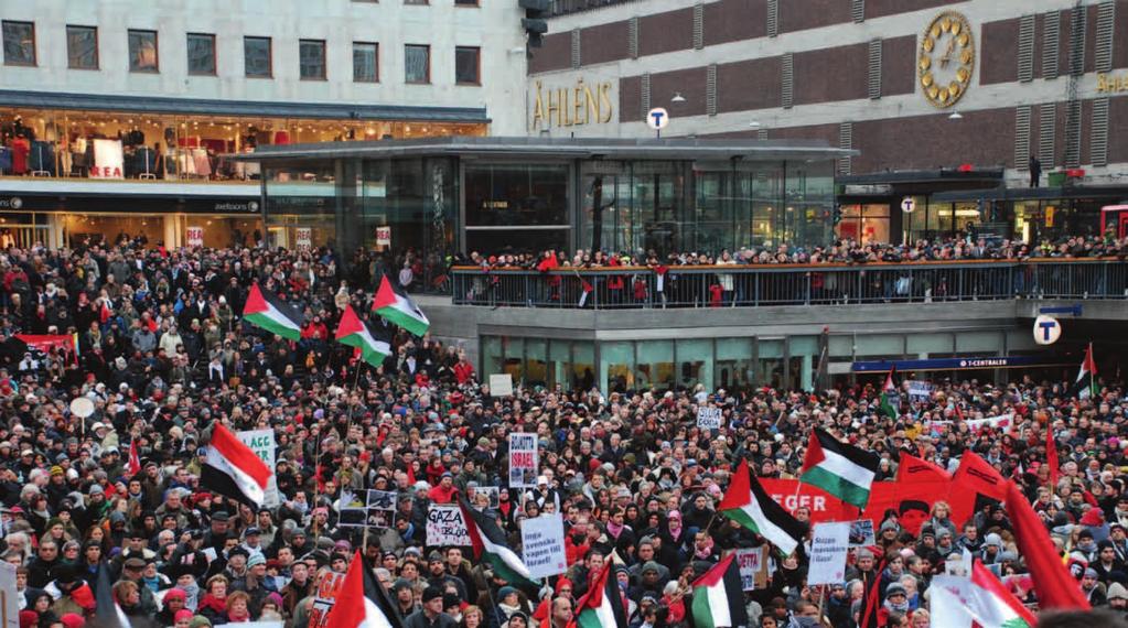 Foto: Anna Wester Demonstration för Palestina på Sergels torg i Stockholm. Solidariteten är ljuset i mörkret Israel skulle inte kunna upprätthålla ockupationen av Palestina utan stöd från omvärlden.