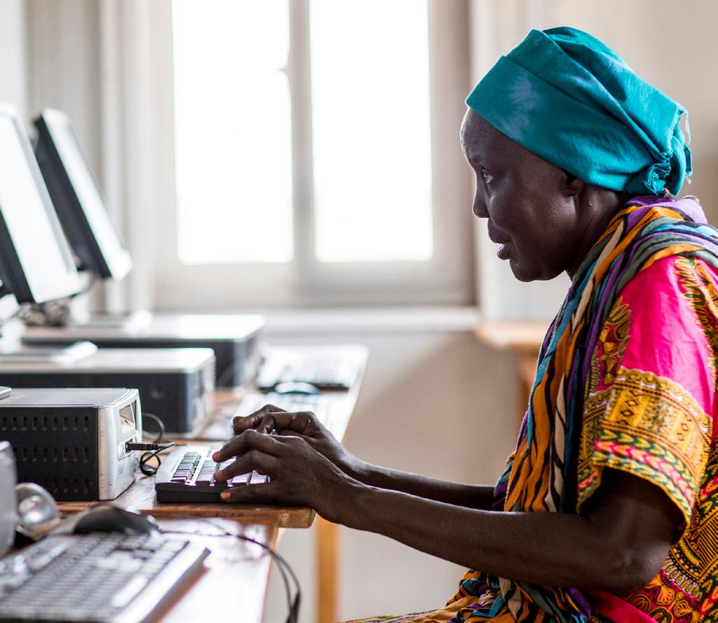 En kvinna i Juba, Sydsudan lär sig använda datorer genom UN