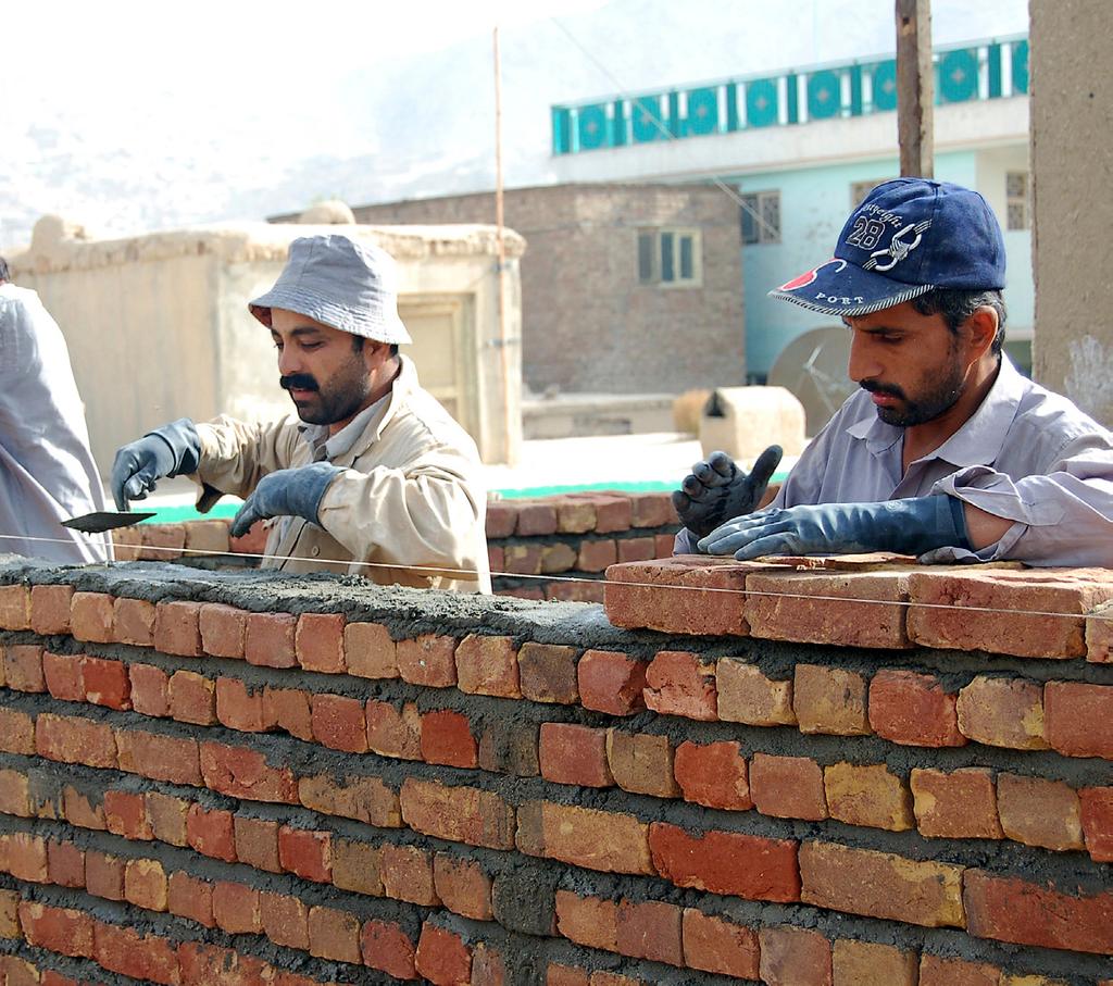 Ytterväggen till ett nytt hus muras i Kabul,