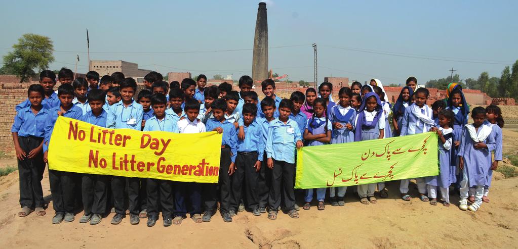 FOTO: ALI HAIDER Skräpet allas ansvar Barnen på tegelbruket i Pakistan är med i No Litter Generation, som det står på urdu till höger.