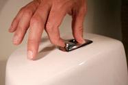 Kan det bli enklare? Du ser själv. Ta upp en tablett ur förpackningen. Öppna locket i spolknappen. Släpp ner tabletten i hålet. Klart.