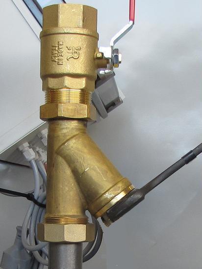Tryck försiktigt på ventilens styrtapp (Bild 38) och kontrollera ventilens slag och återfjädring. OBS! Ventilen kan vara mycket varm. Bild 38 B. Varmvattnet är för varmt B.