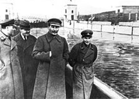 Stalin och NKVD-chefen Nikolai Yezhov på promenad. Källa: Wikipedia [1]. En vanligt förekommande metod var dogmatisk deduktion.