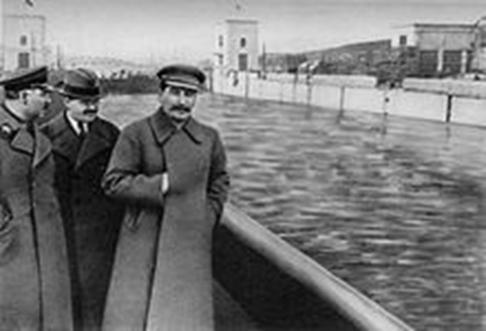 Efter det att Yezhov fallit i onåd hos Stalin och avrättats, redigerades han bort från bilden. Källa: Wikipedia [1]. Ett annat knep kallas bandvagnsspråk.