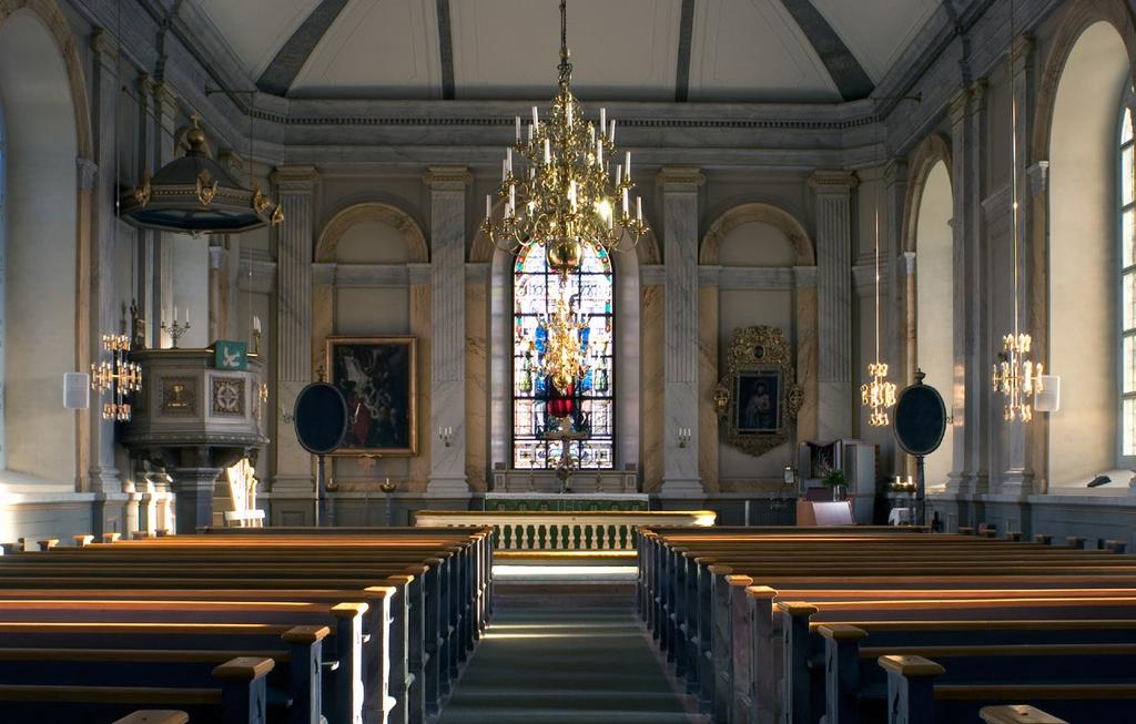 vaxholms kyrka 5 made gavelspetsar, är klätt med kopparplåt. Taket kröns av två förgyllda kors.