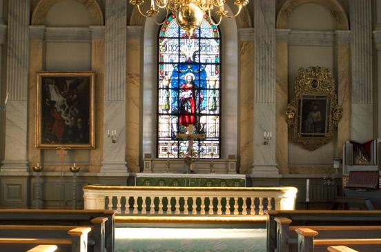 6 vaxholms kyrka del. Under 1890-talets stora renovering tillkom även predikstolen, skapad av Karl Nilsson. Samme konstnär har tillverkat altaret.