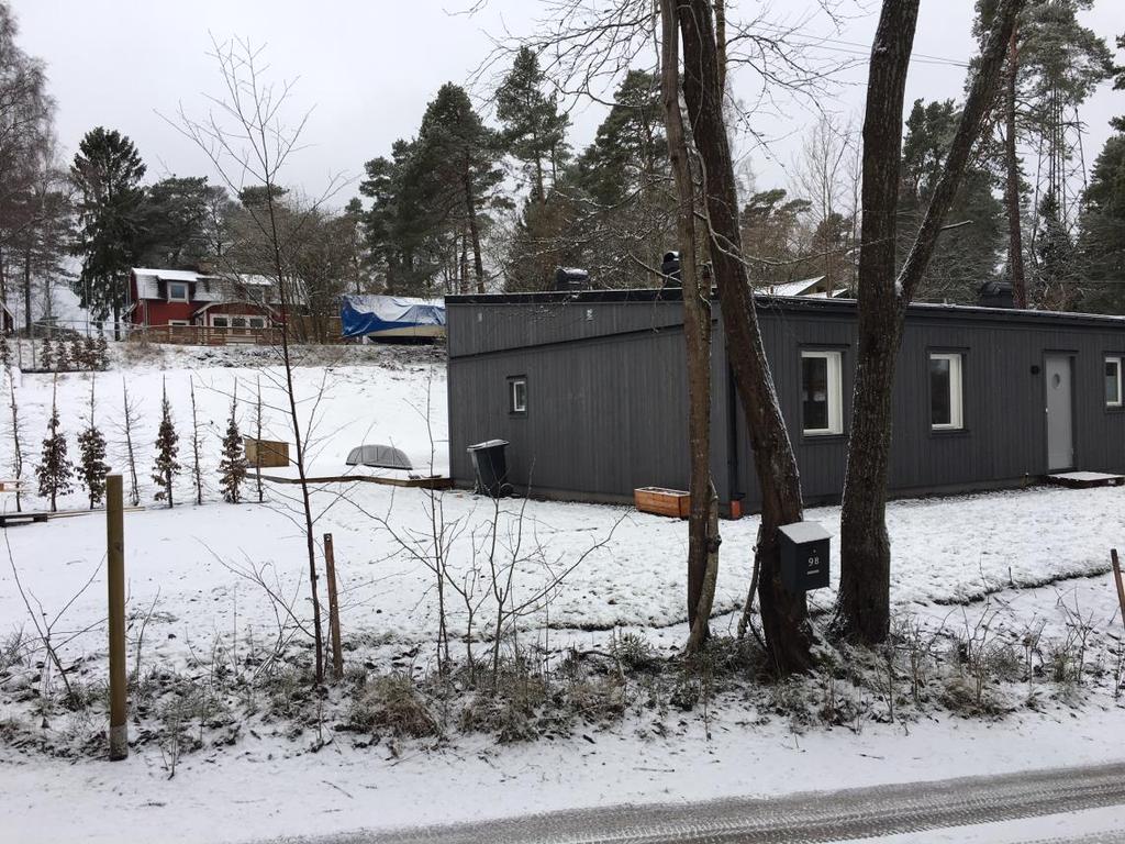 Bild 2: Vårt hus, det röda, sett från vägen.