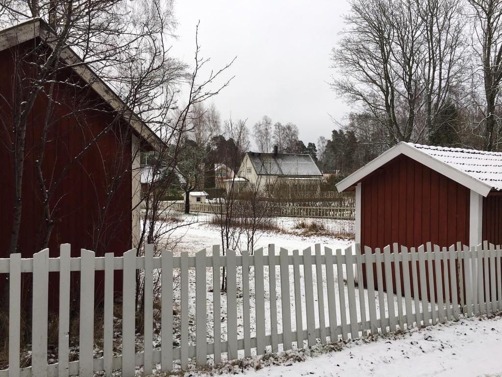 Bild 6: Vy från skolvägen 22, Dvs en blandning av röda, gula och vita hus. Helt i enlighet med vår ansökan och den nuvarande gestaltningen i området.