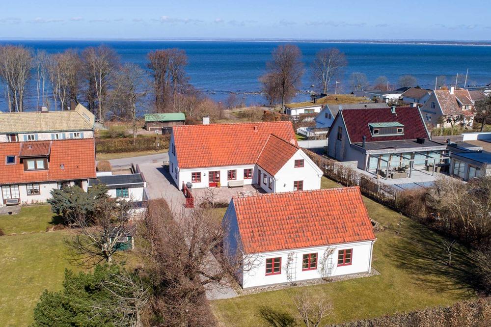 Tre sällskapsrum, fem sovrum och tre duschrum där vinkeldel med fördel används för tonåring eller gäst.