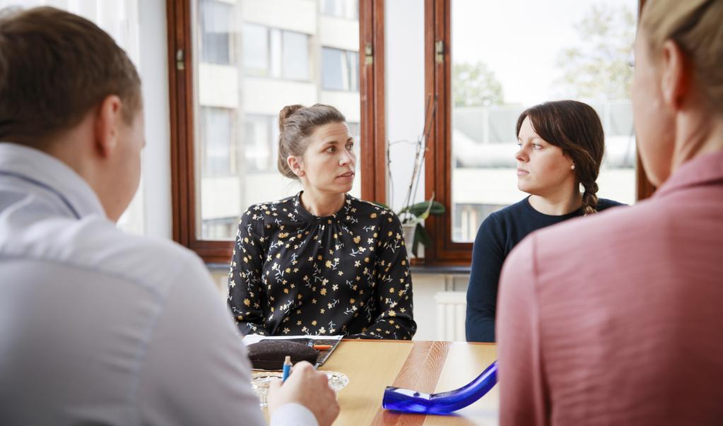 Organisation och uppgifter Operativt åklagararbete Av cirka 1 400 anställda inom Åklagarmyndigheten är cirka 950 åklagare, medan övriga arbetar med olika stödfunktioner.