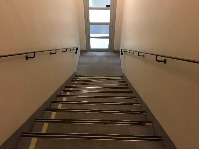Kontrast-/varningsmarkering på nivåskillnad (trappa invändigt) Typ av byggnad/plats: Invändig trappa mellan våningsplan i sjukhusmiljö. Hur har man åtgärdat hindret?