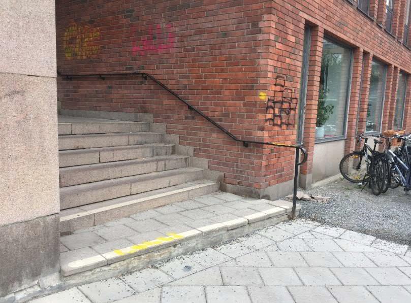 Kontrast-/varningsmarkering på nivåskillnad (trappa utvändigt) Typ av byggnad/plats: Utvändig trappa i granit, intill byggnad för myndighetskontor. Olika mått på planstegen.