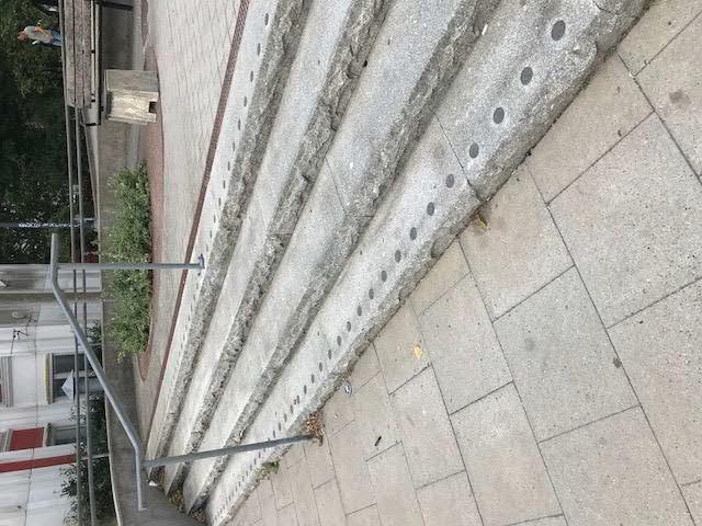 Kontrast-/varningsmarkering på nivåskillnad (trappa utvändigt) Typ av byggnad/plats: Utvändig trappa med flera vilplan i natur- och betongsten i parkmiljö Hur har man åtgärdat hindret?
