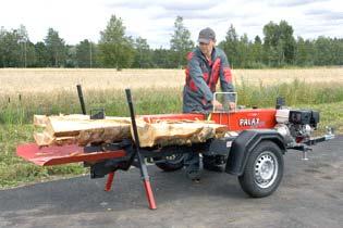 2 Stora vedstycken Med maskinen kan man klyva vedstycken med en tjocklek på 30 35 cm i fyra delar. Då krävs full kraft.