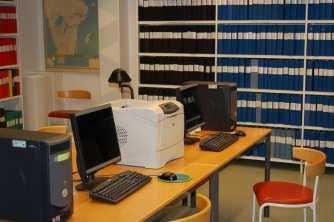 Databaser och register I expeditionen finns datorer med tillgång till olika databaser och register. Två datorer är uppkopplade till Genline och Digitala forskarsalen.