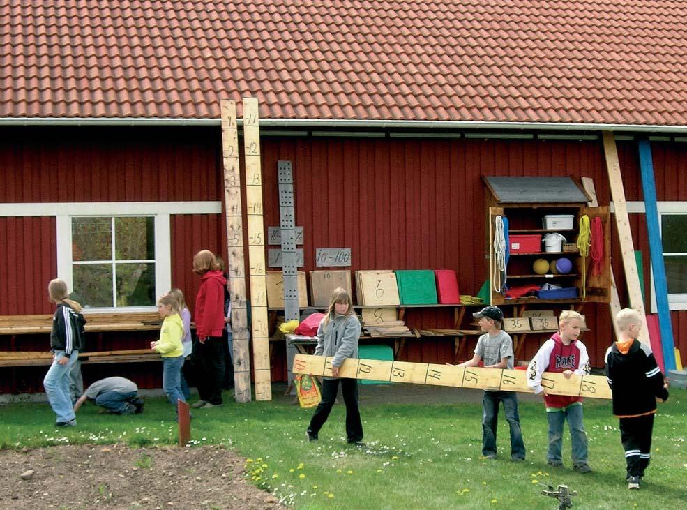 r och stimulerar alla sinnen Med hjälp av matteplankor övar eleverna tiotal. Foto: Torsten Kellander Västar Reflexvästar finns på de allra flesta förskolor och skolor.