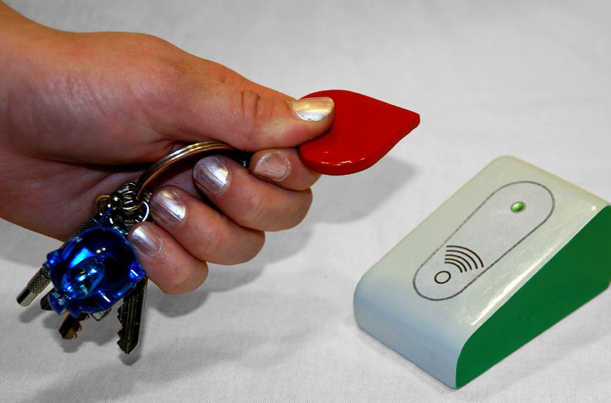 I nyckeln sitter ett chip anknutet b ett personligt konto.