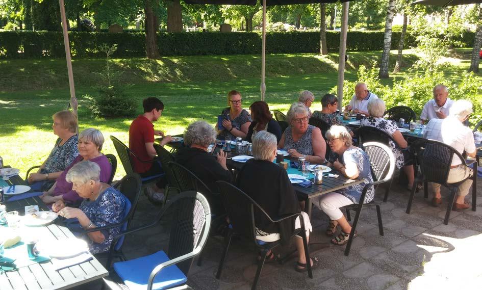 Grillkvällar När sommaren var varm och stadig tog vi fram korv, lättöl, senap och annat nödvändigt för trevliga grillkvällar. Vi hade tur med vädret och det var mycket uppskattat, båda gångerna.