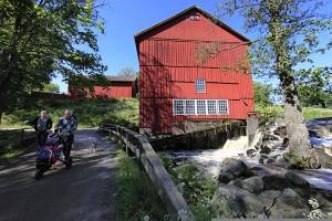 Den gamla vattenkvarnen på Husby, med forsnacken och laxtrappan, används i golfverksamheten. Foto: Aina Sundelius. Hesslingby, säteri under 150 år.