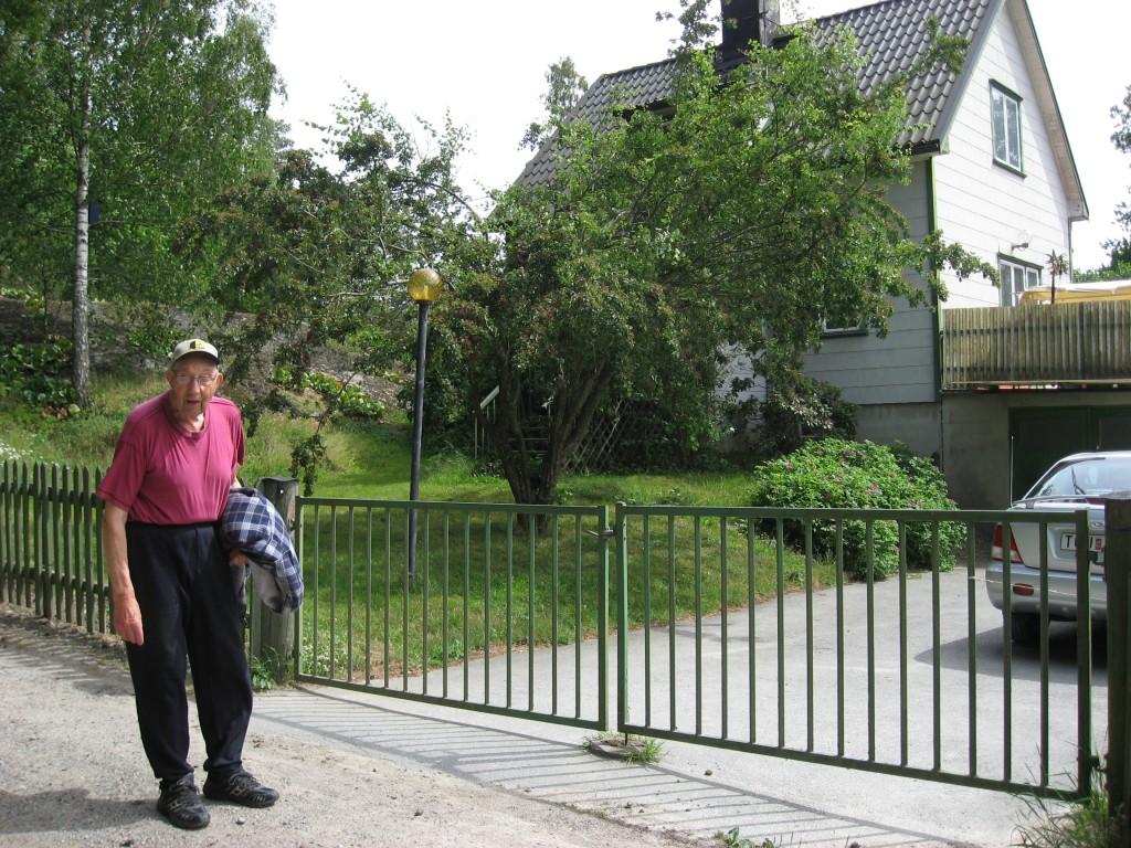 Helge Åkerblom utanför sin villa Björklycke efter vägen mellan Kalvsvik och kyrkbyn. Året är 2008.