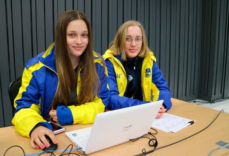 Eleverna kombinerar studier med volontäruppdrag för den tid de är borta. Något som ska bidra till elevernas ansvarskänsla och personlighetsutveckling.